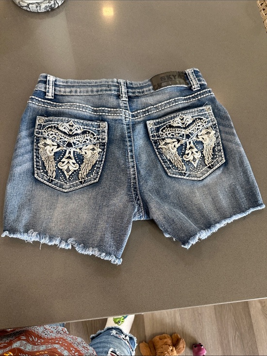 Sky Pants - Sky Embroidered Back-Pocket Denim Shorts - Blue